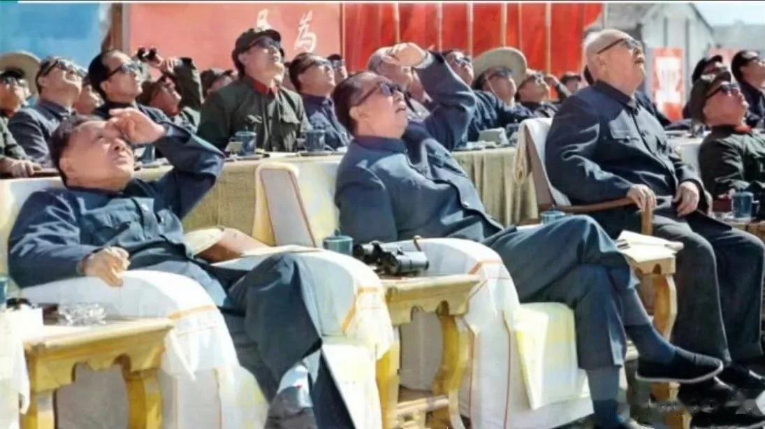 【老照片】1978年10月12日，天津。华国锋、叶剑英、邓小平等同志，在天津杨村