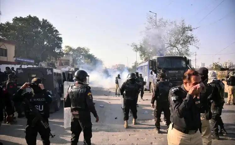 哈梅内伊身亡引发连锁反应！美使馆遭袭击，22人死亡120多人受伤。

最近中东这