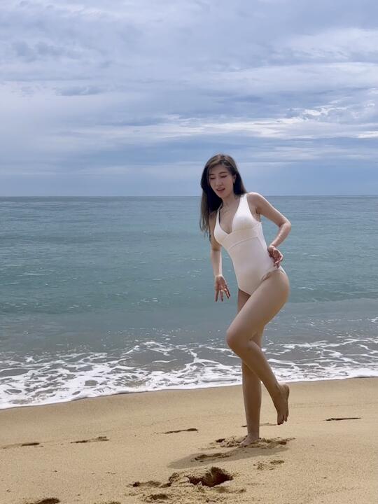疑似港星在海边拍照🏖️