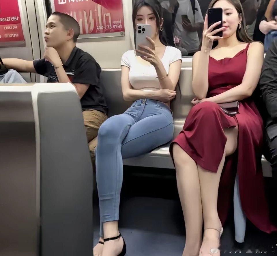 现在地铁上很多都是低头族，看书的人少了。 