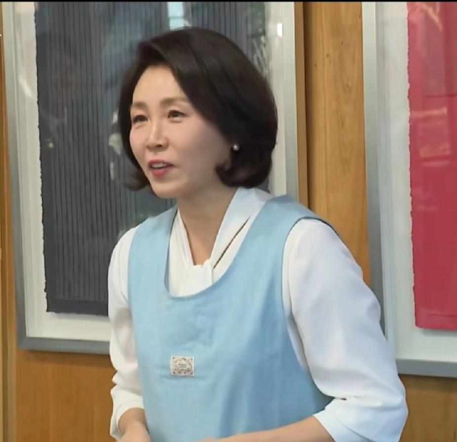 金惠景在韩驻华使馆，宴请中国政商界女性并座谈，感谢为中韩交流作出的贡献，亲自系围