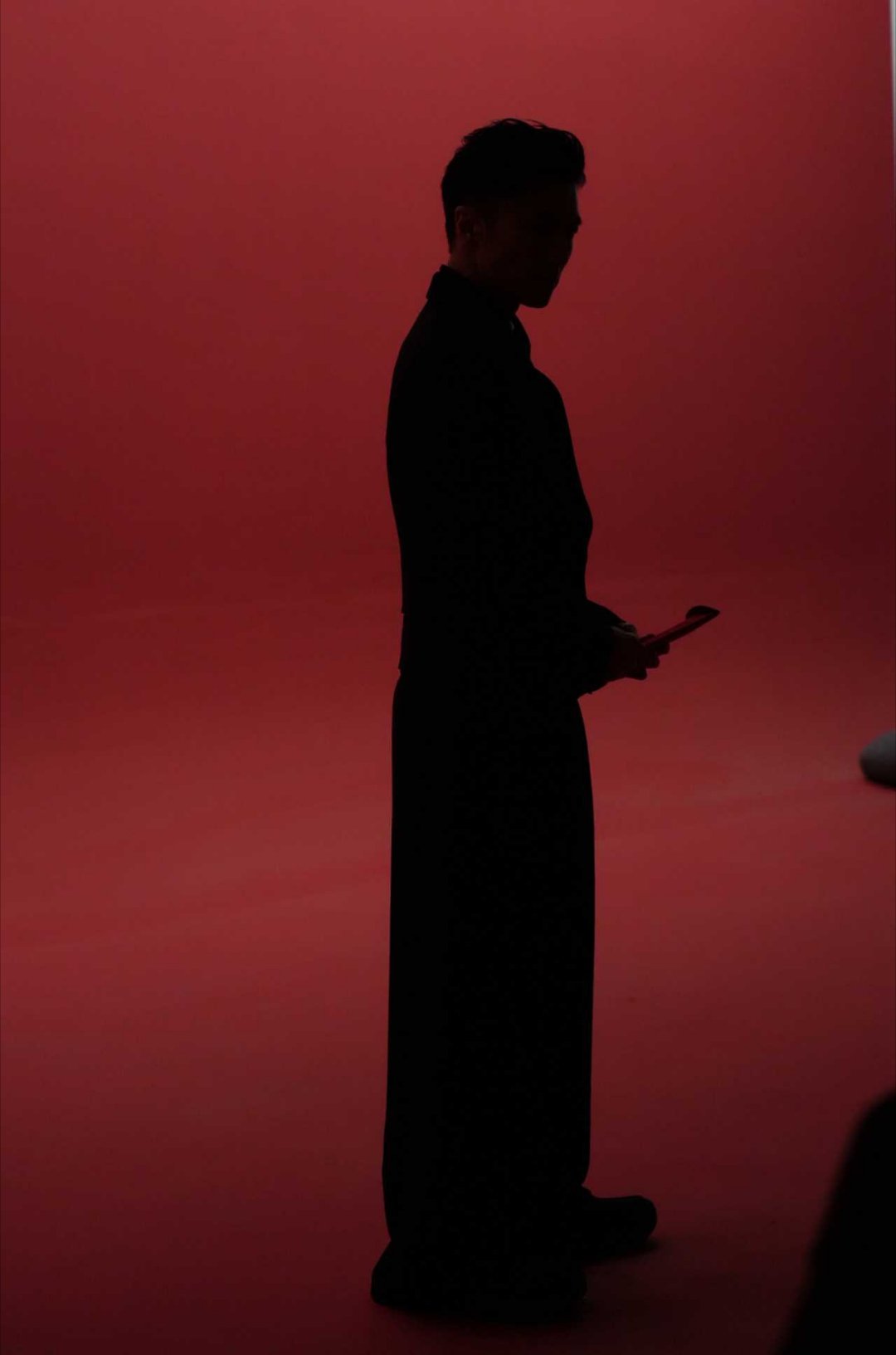 妈呀！和锋哥一起红红火火过大年是什么神仙运气刷到路透图真的惊了，红色幕布配生图，