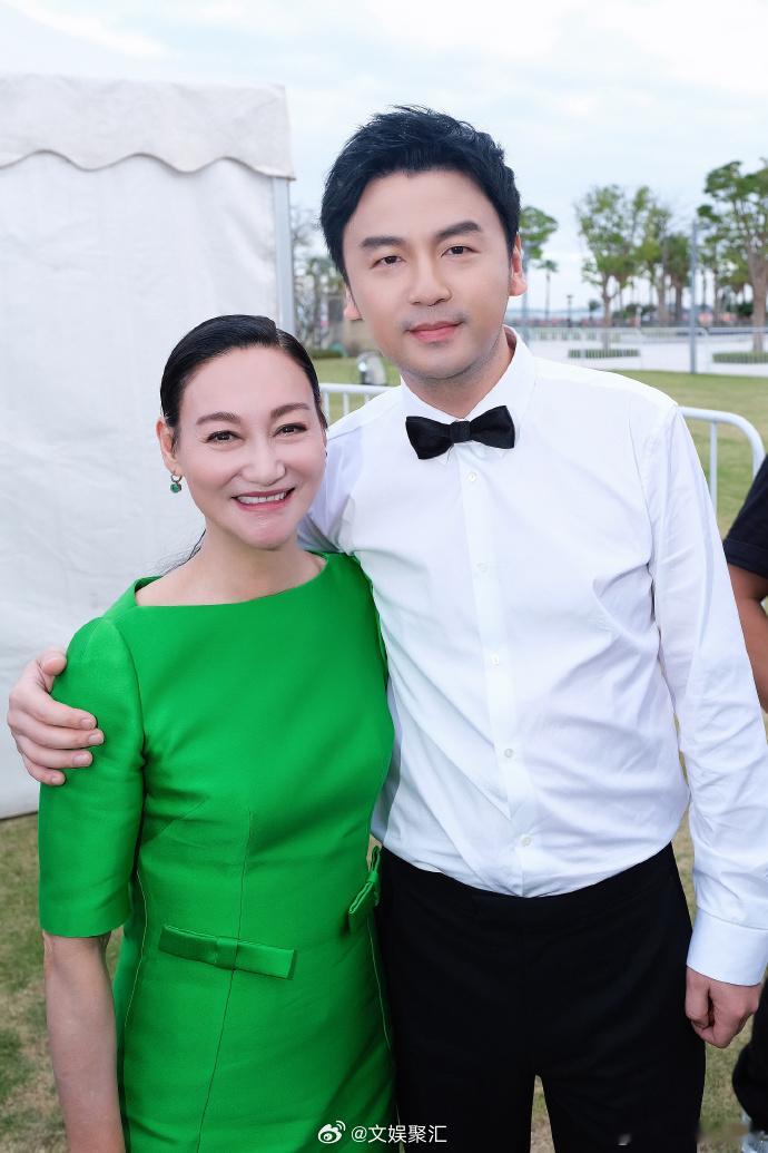 惠英红恭喜雷佳音获得金鸡影帝   惠英红还喜欢雷佳音演的秦桧   雷佳音获金鸡影