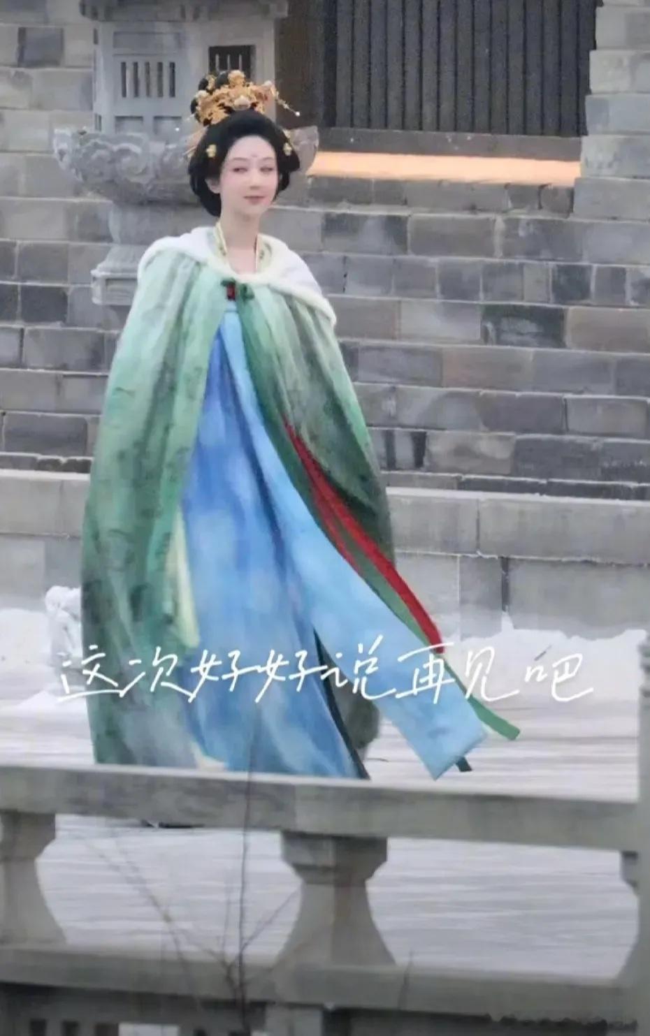 杨紫最新路透，从这么多 路透来看《国色芳华》造型上真的很下功夫，不同的衣服搭配不