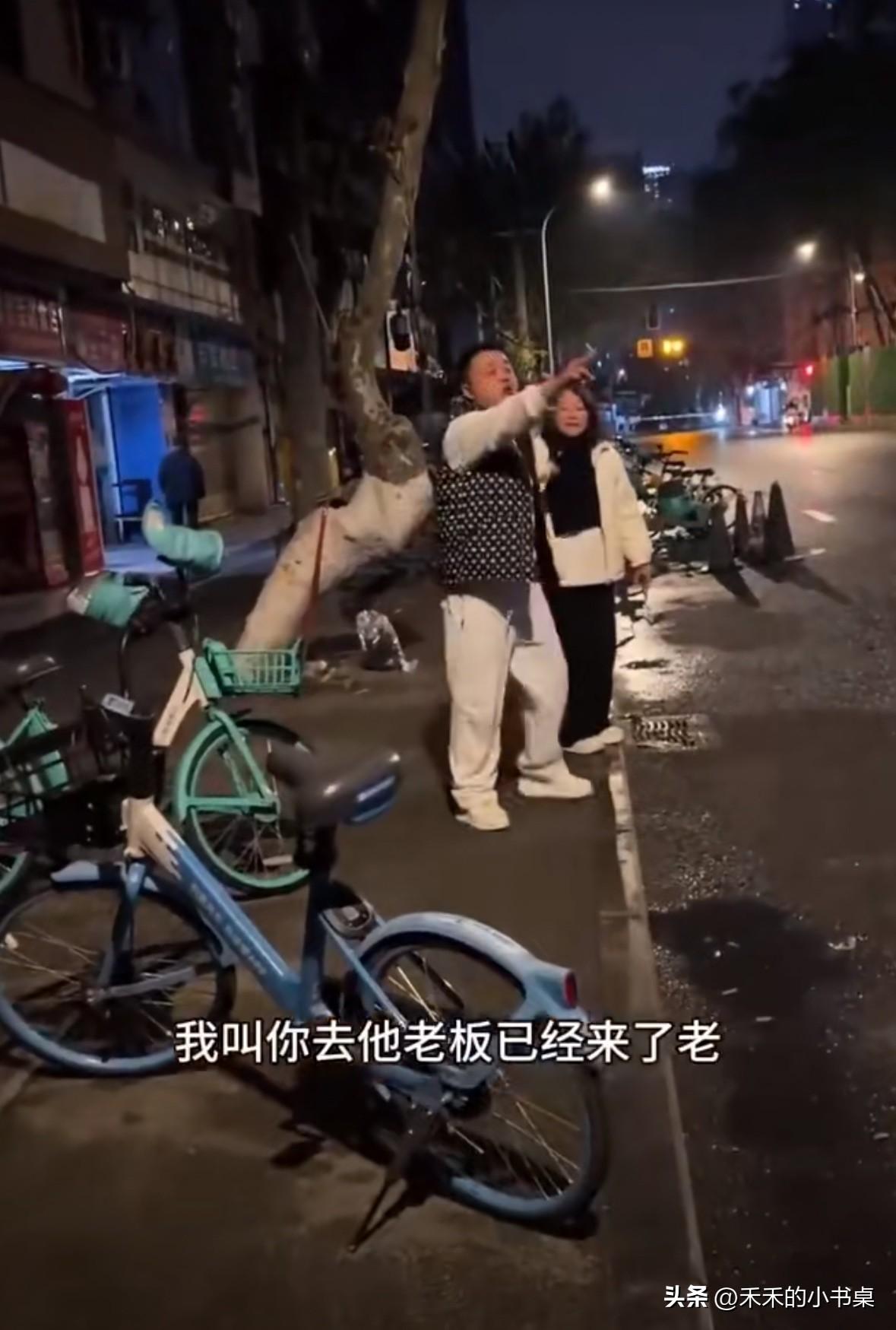 男子不正当交易后不付钱，被女子当街拉着不让走！
男子大声说：“打110，我拘留三