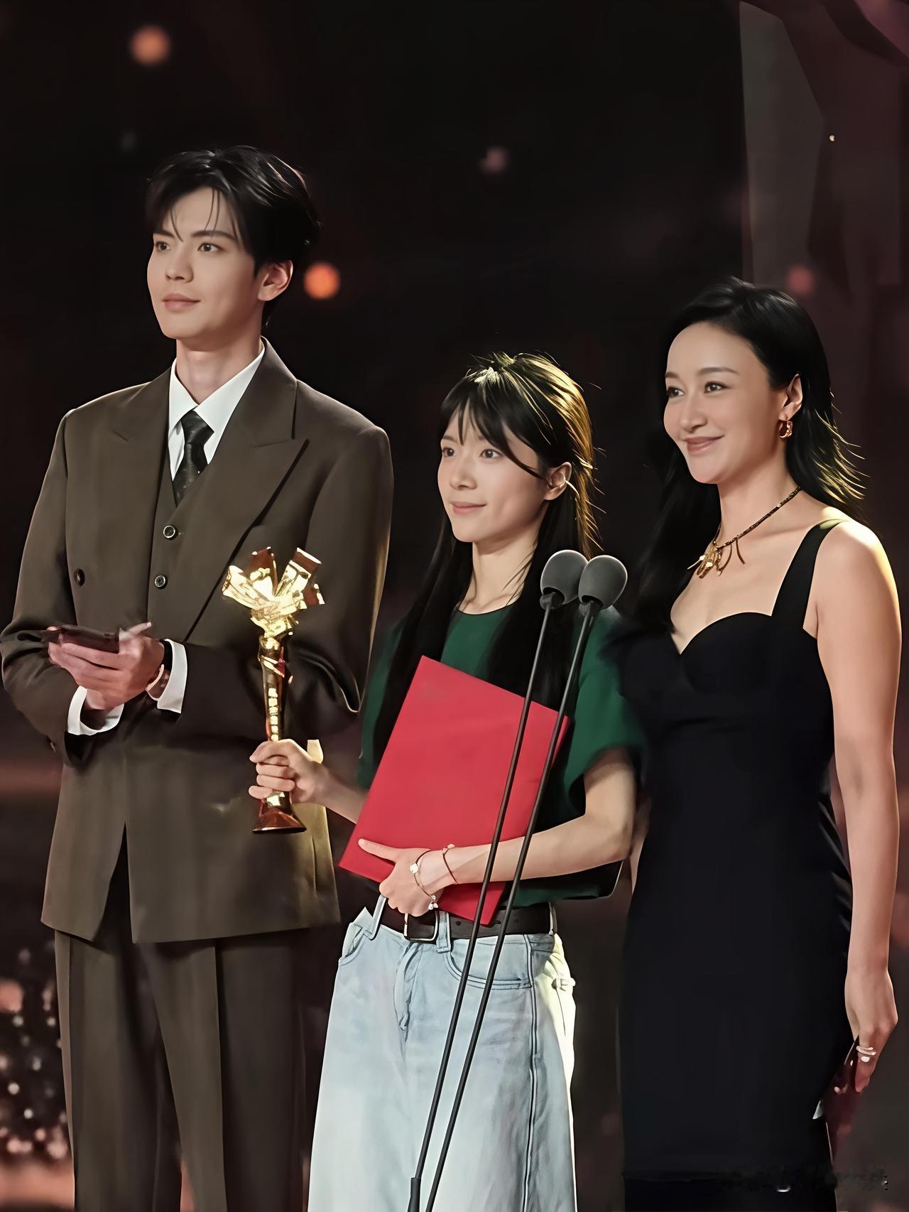  李思潼：凭借电影《给阿嬷的情书》拿下最受传媒关注新人女演员，手中握着奖杯与获奖