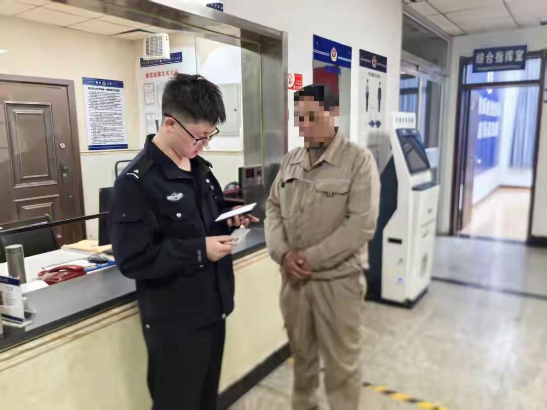你有多久没仔细看过银行卡的扣款明细了？
别急着回答，先看看杭州陈大爷的遭遇，绝对