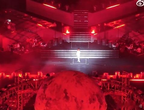 华晨宇演唱会超绝人头数 不得不说，华晨宇昨天演唱会的人气爆棚，超绝人头数，每一处