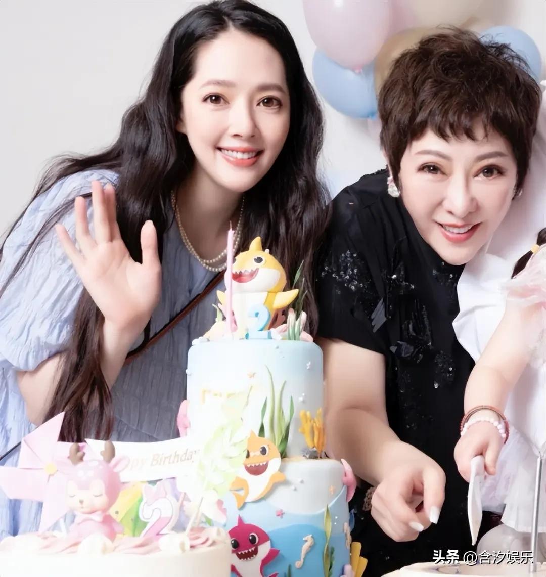 传闻，向太一直想要找一个漂亮的儿媳妇，改善向家的基因。“我相中的第一个人是柏芝，