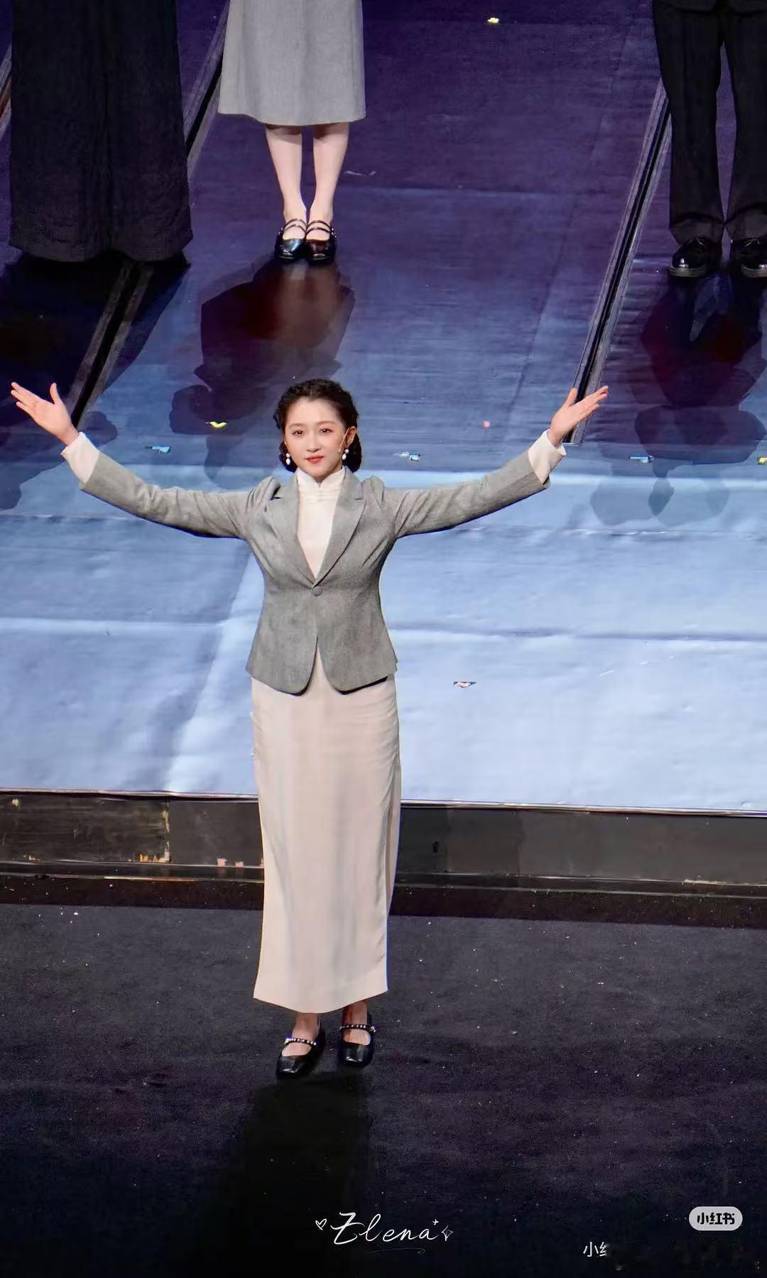 关晓彤的这身妆造真的把所有身上的缺点都给展露出来了。 