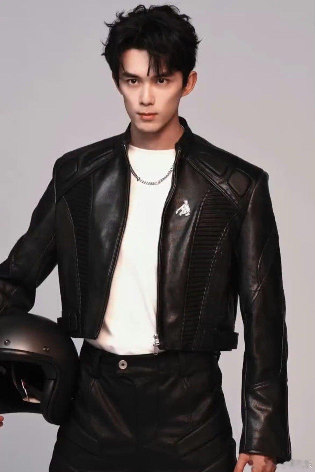 吴磊 黑色皮衣最严厉的父亲 吴磊黑色皮衣造型太可！酷炫狂拽潮男风拉满，“最严厉的