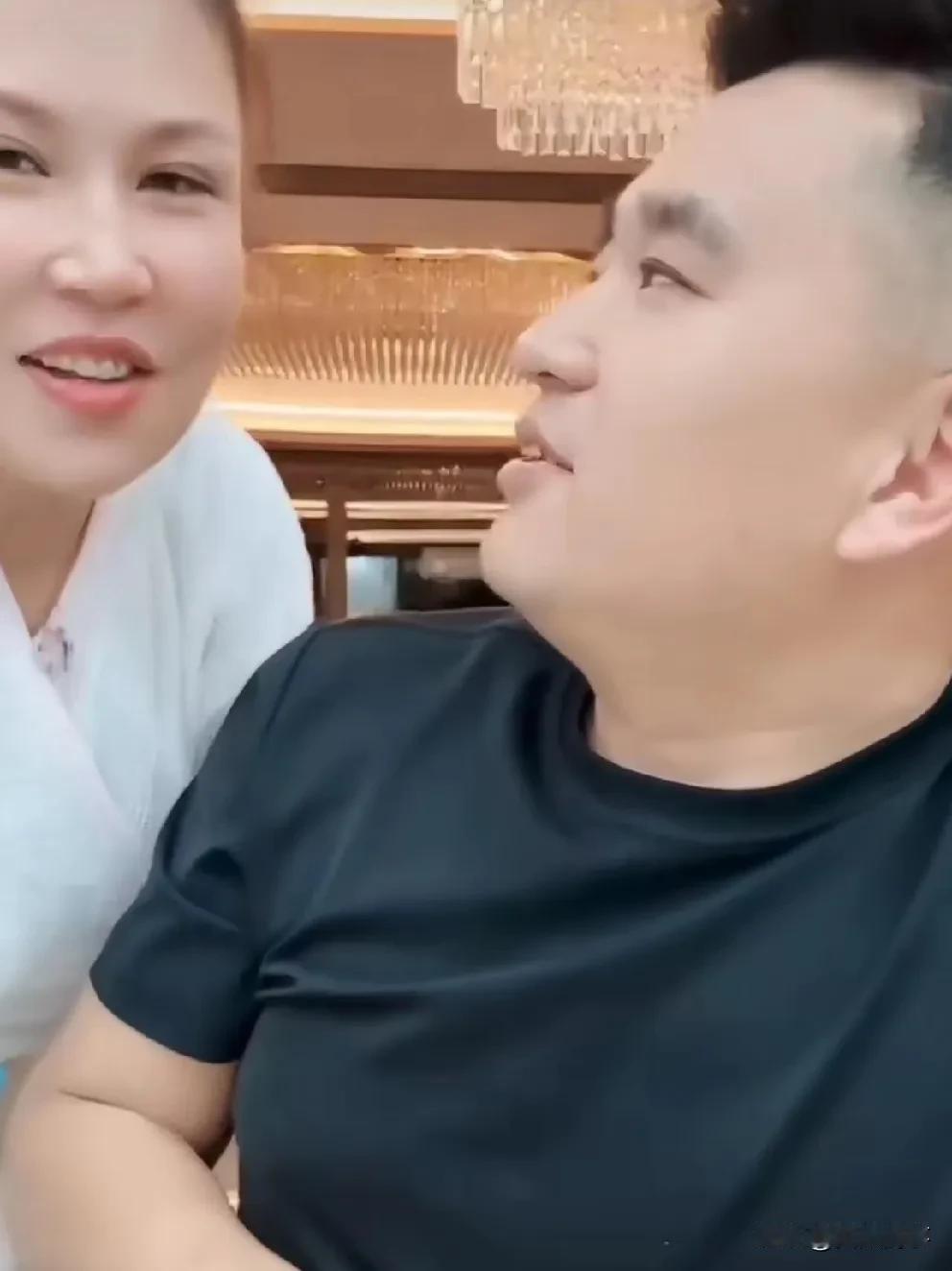 驴姐夫承认“吃软饭”，逼急眼拎菜Dao对峙驴姐！

              