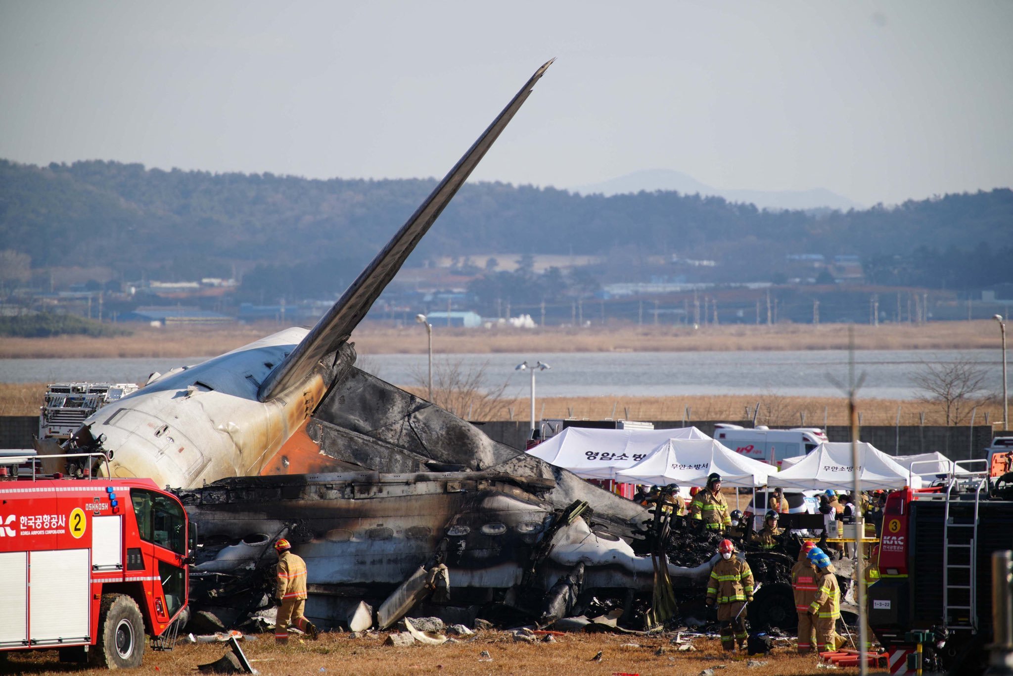 韩客机失事现场发现波音737手册残页 在发生飞机毁灭性的坠毁事件后，韩国济州航空