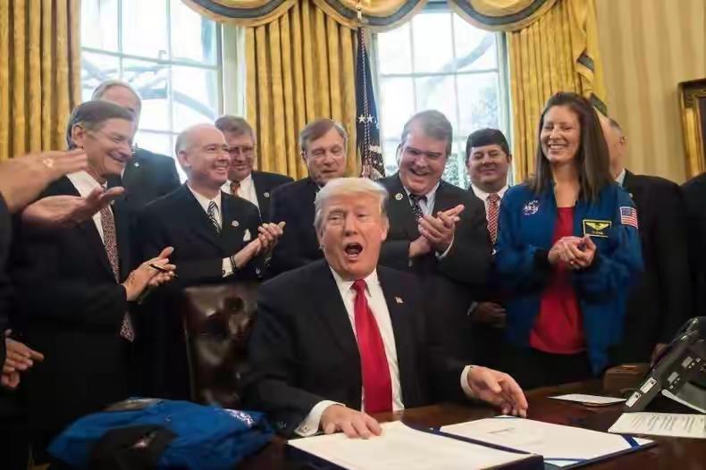 特朗普说话，周边人开心地鼓掌，特朗普应该是属于会逗人开心的那种老顽童。