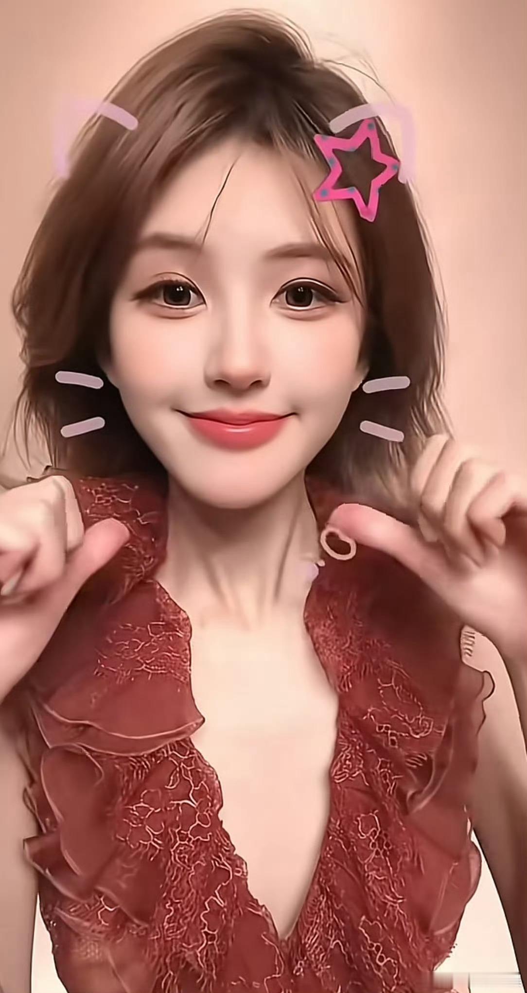 赵露思现在怎么越来越网红化了 