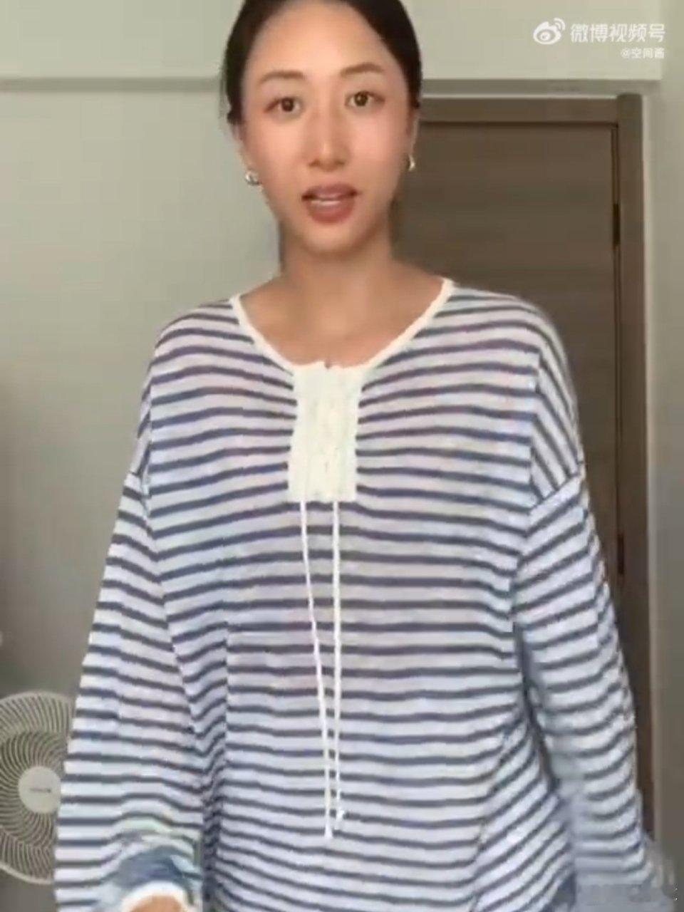 系起来腰线vs松垮五五开穿搭灵魂全在比例拿捏！把衣服系起来秒出高腰线，利落显腿长