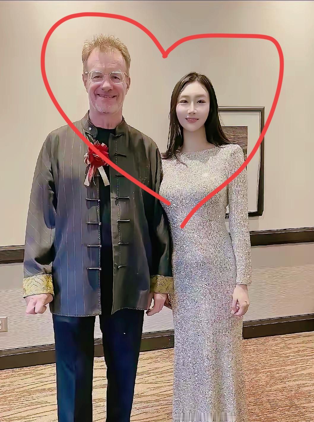 差距太惊人了！加拿大籍的“大山”在中国生活了将近20年，迎娶温柔漂亮的重庆妻子甘