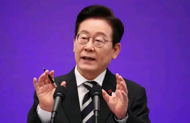 韩国总统李在明本月底正式重回青瓦台时代，并于今天在春秋馆召开记者会。
青瓦台是历