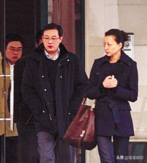 回看旧照，年轻时候的密春雷，外形斯文周正，单看样貌确实和董卿站在一起很般配。董卿