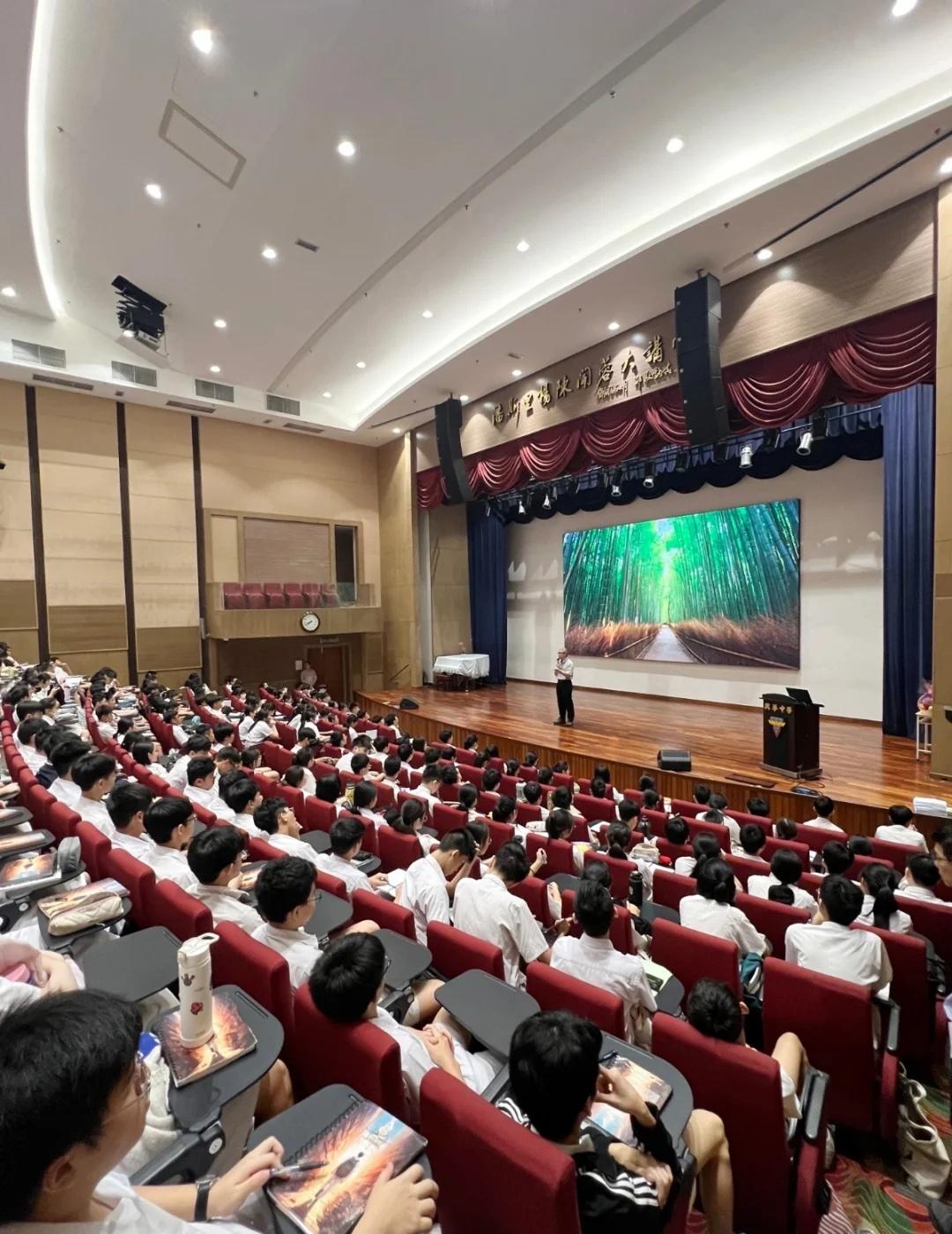 日期：06 - 07/11/2025
宗旨：
• 让学生认识未来职业的发展趋势与