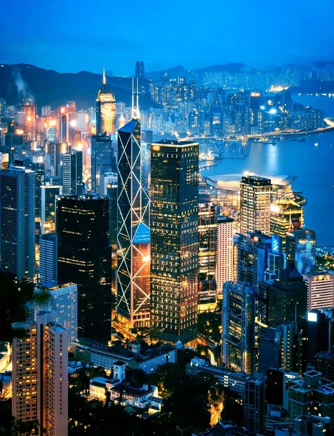 香港这回，是真的把格局彻底打开了。
28个民间社团联名恳请中央军委，只为争一个名