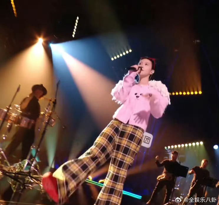 窦靖童回应歌手晋级歌手2026独特曲风征服全场顺利晋级，童童暖心感谢听众认可，会
