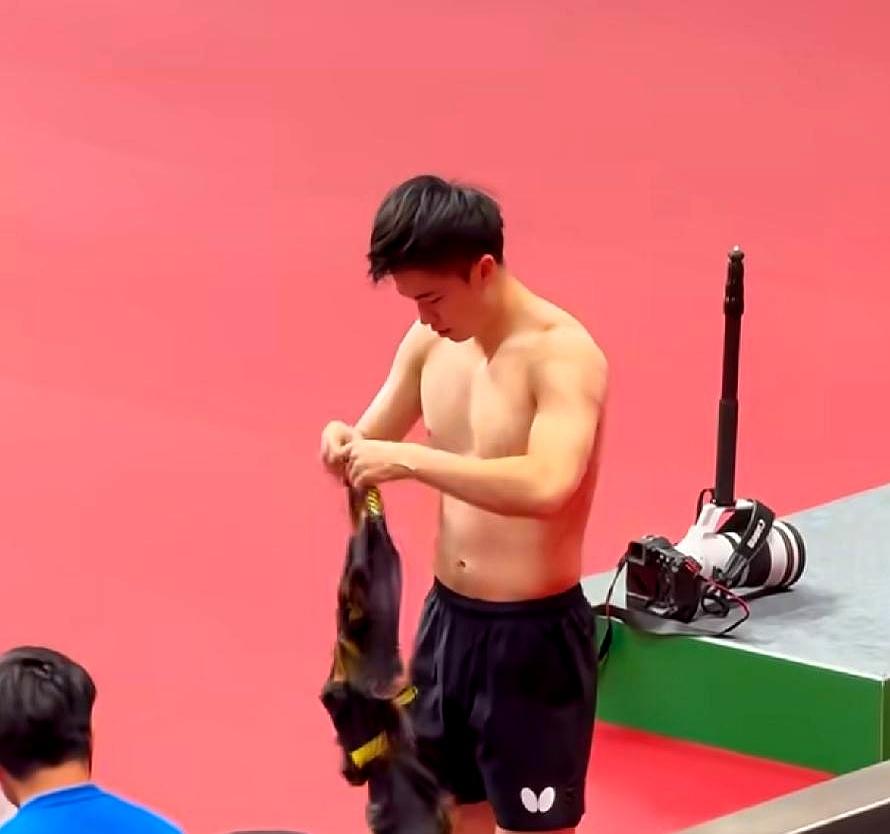 亚运会男单半决赛这场的花絮，比比赛本身还热闹。
林昀儒这小子场上看着文绉绉的，结