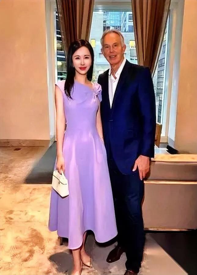 田朴珺又秀人脉名场面！

这次竟扯百年前大神？

从张朝阳到罗斯柴尔德，她的“人