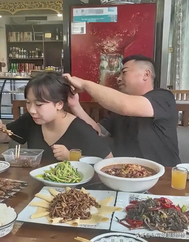 男子想女儿了，为了看她一眼，他竟然冒雨开了2个小时的车跑到女儿学校，不仅如此，当