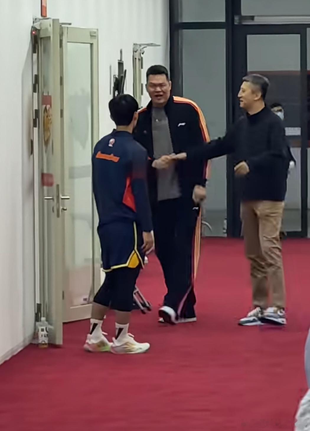 今天广东队的比赛现场，中国男篮主教练郭士强和徐杰进行了会面，两个人聊了一会，总经