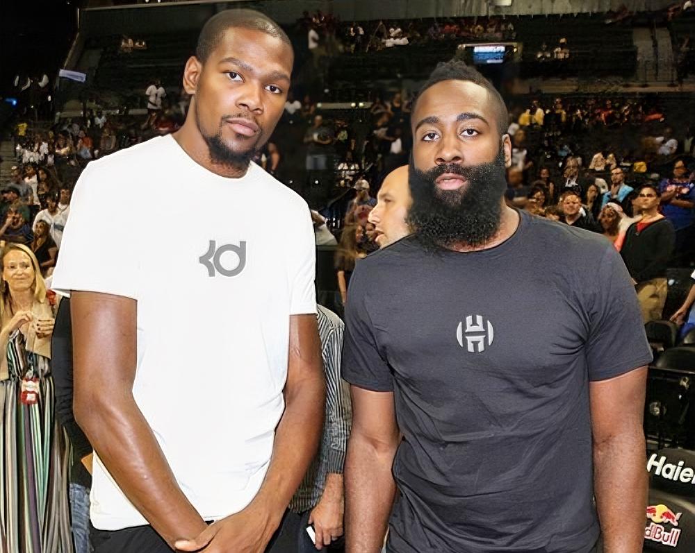 杜兰特：三弟，你们NBA新赛季首场比赛惨败爵士，你不觉得泰伦卢有问题吗？？？
哈