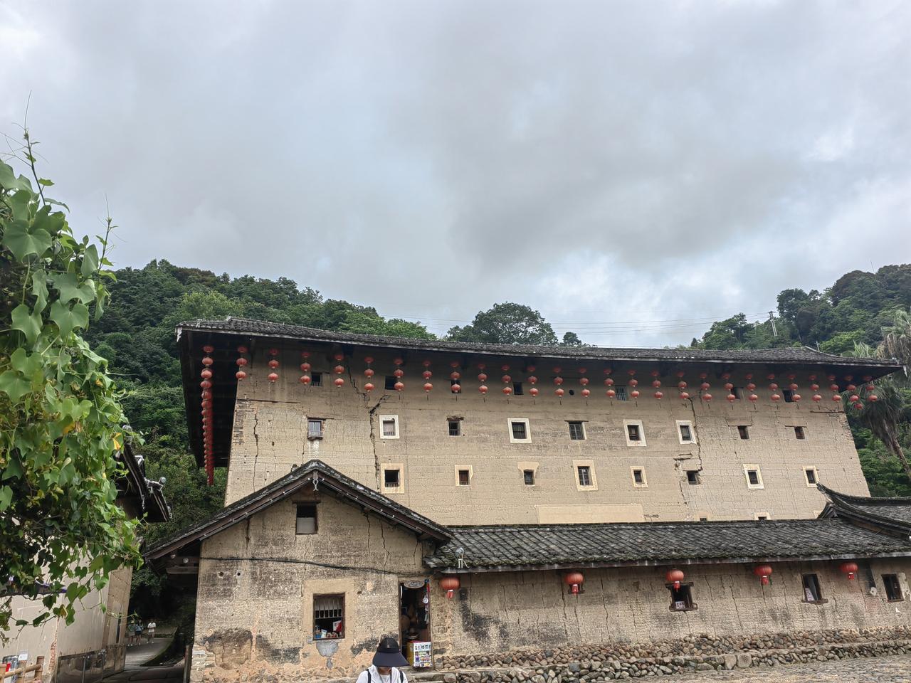 前些天在漳州土楼游览时，友人告知我葛剑雄关于客家人南徙的观点，说不存在大规模迁徙