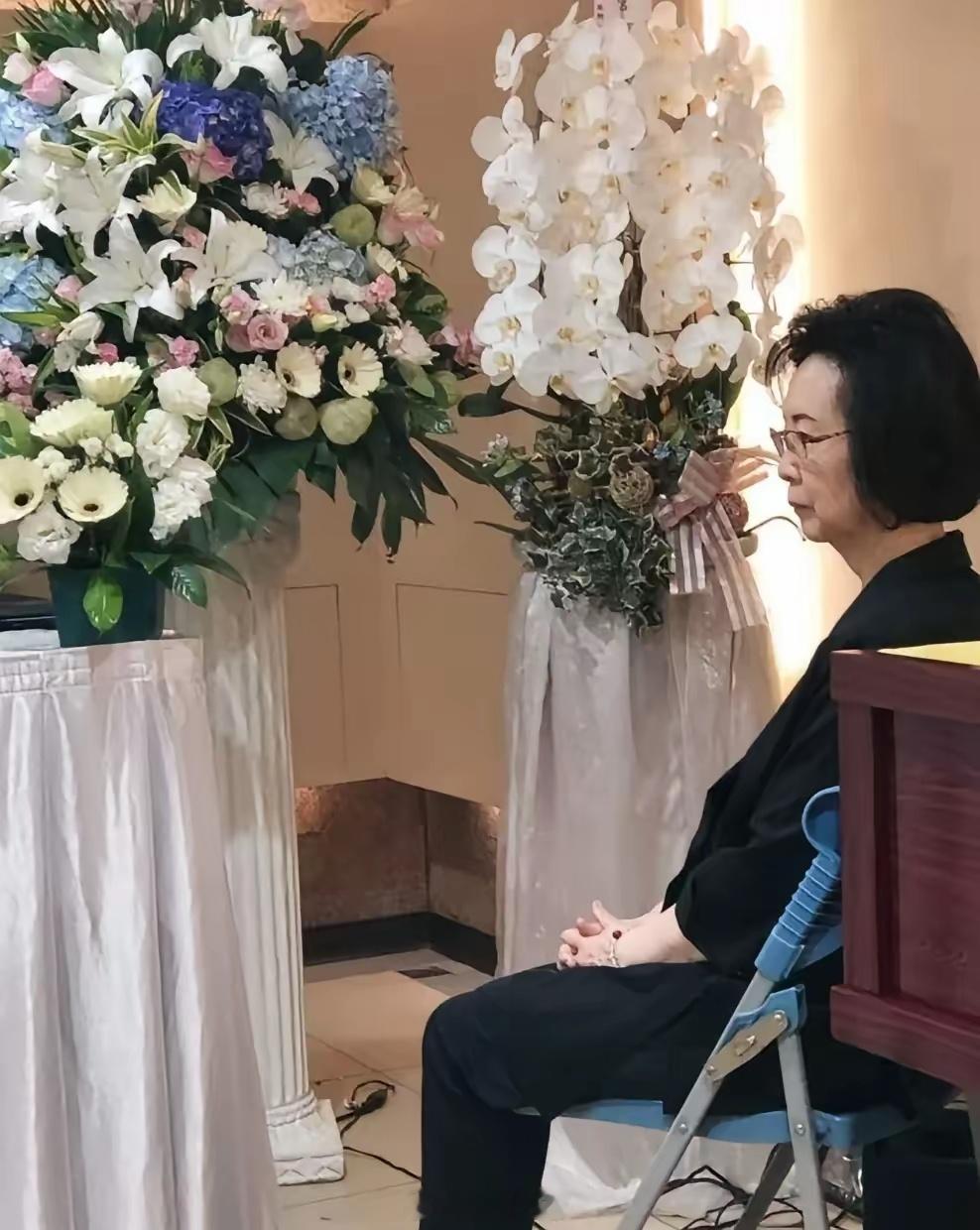 当年平鑫涛去世，琼瑶悲痛欲绝，为亡夫举行了一场美丽的花葬！她手捧亡夫生前最爱的蝴