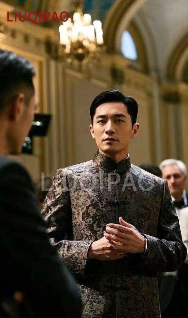 这位大哥穿着好酷的唐装！