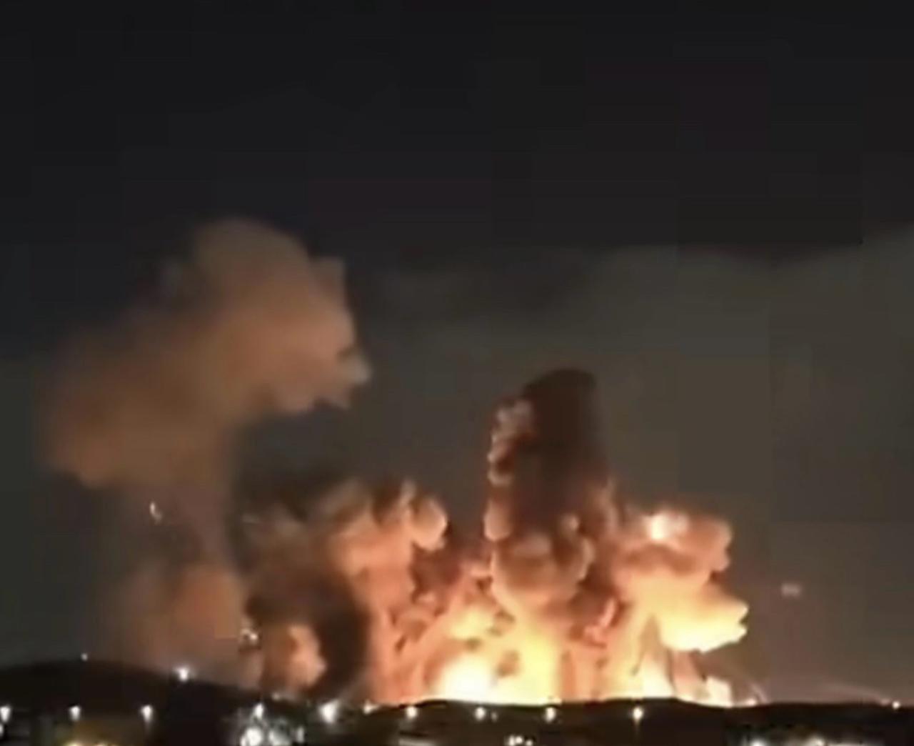 美军投放了2000磅的钻地炸弹，炸毁了该基地的弹药库，并引发一系列的殉爆。

伊