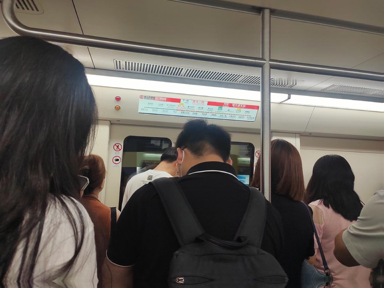 发现一个事啊，大家坐地铁都不愿意往座位的地方去，难道是都社恐么？[捂脸]很多人都