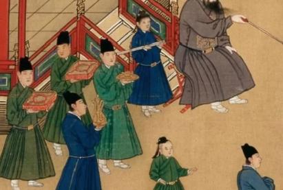 "不能超过8个菜" — 更准确的说法是：明初江南地区以八盘为限，四人合坐一桌；而