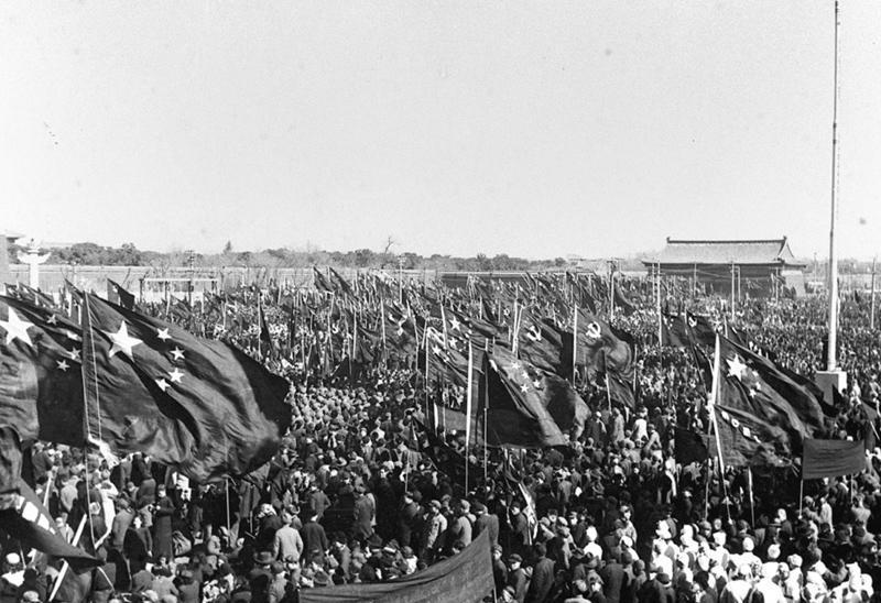 1949年，开国大典林伯渠宣布:“请毛主席升旗！”林伯渠并未意识到这句话犯了个错