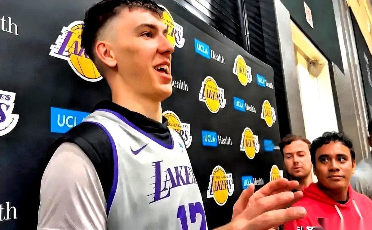 这哥们，从小看詹姆斯打球长大的。
结果呢？偶像传给他的第一个球，“唰”，空心入网