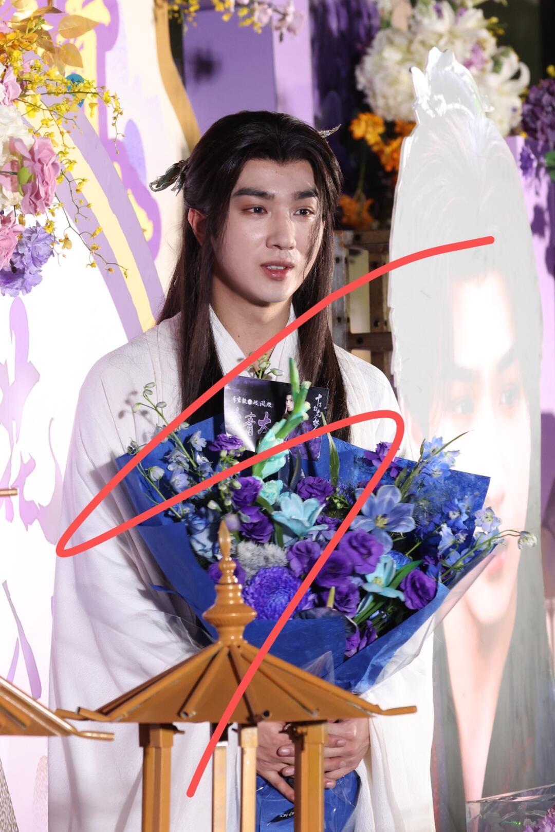 李宏毅杀青生图，这下我终于分得清红e和成毅了 ​​​