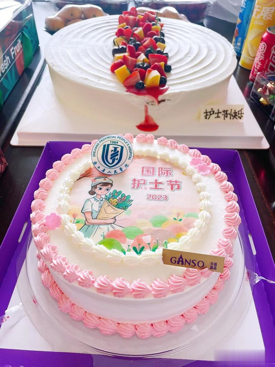 #护士节#每年的护士节 我们都会给护士们庆祝一下，有蛋糕吃。今天我不上班，没吃到