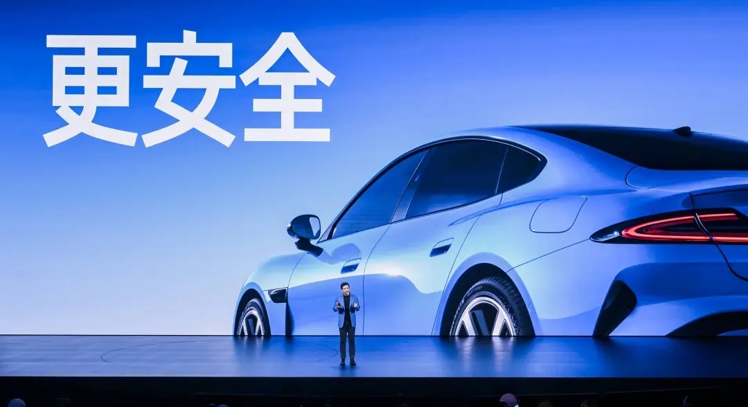 汽车安全专家点赞小米安全设计新一代SU7在被动安全配置上主驾气囊、副驾异形气囊以