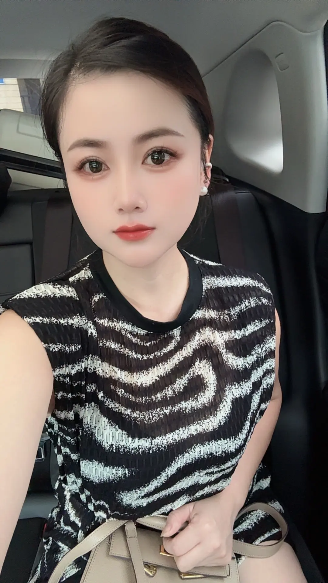 这世上有很多聚散，都不是因为爱，而是权衡利弊的结果，所以别难过，不值得...