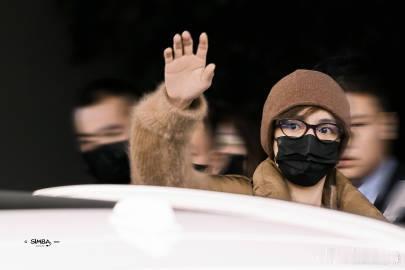 看侯明昊挥手的瞬间，整个人的气质都展现得淋漓尽致，那个温柔的动作加上那温暖的眼神