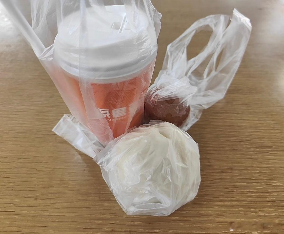 早八人早餐包子+鸡蛋+热豆浆简单三件套，开启元气满满的一天 