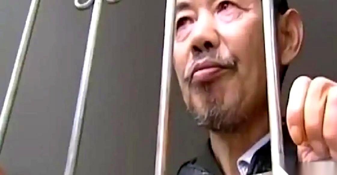 帮人写了几封信，代价是什么？
是被几个壮汉当街撸上无牌面包车，直接扔进精神病院，
