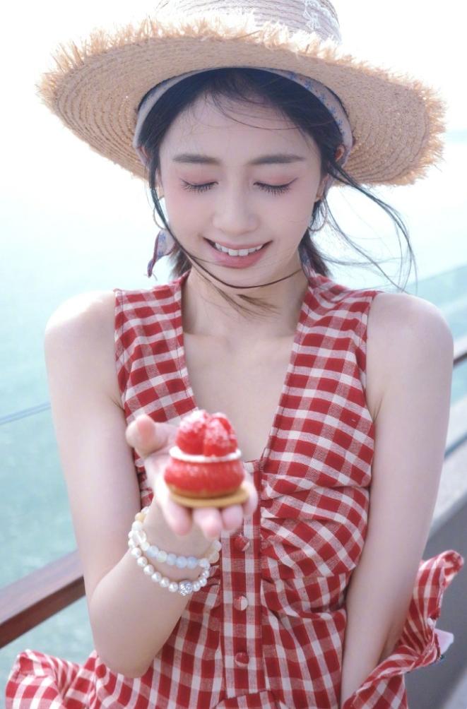 白鹿离开欢娱身上班味都少了！
白鹿宣布和欢娱合约到期之后，最近几次营业都更明媚了