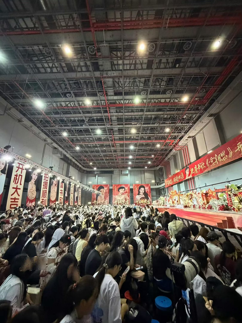 感受一下早上8.00虞书欣《长生骨》开机现场的人气