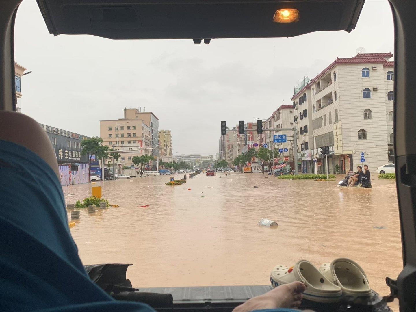 深圳暴雨居然都红色暴雨预警了吗[吃惊]在深圳的朋友跟狗蛋说出门就能看到海景了已经
