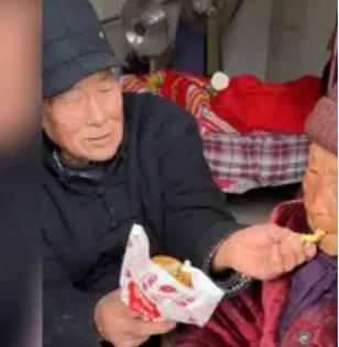  
 
“看哭了！”河南，一位九旬老人吃完家人给买的汉堡后，竟给家人钱要再买一份